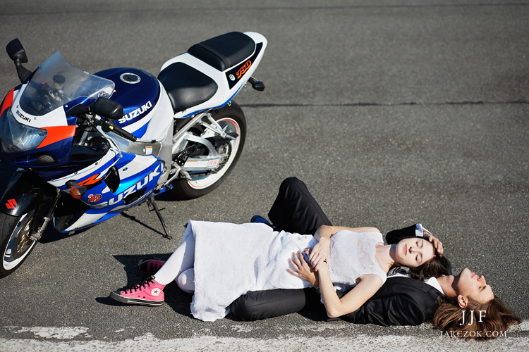 Para Młoda na ścigaczu. Fotograf jeżdżący na motocyklu.