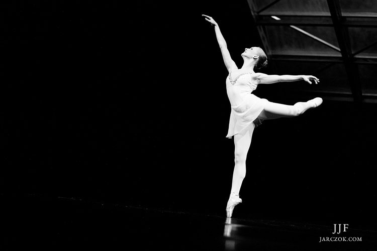 Pozycja baletowa attitude. Ballet dancer attitude position artistic photography.