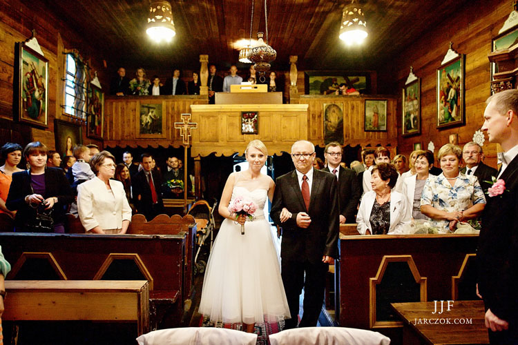 Ceremonia ślubna w górskim drewnianym kościółku na Kubalonce. Wedding ceremony in a wooden church in mountains. 