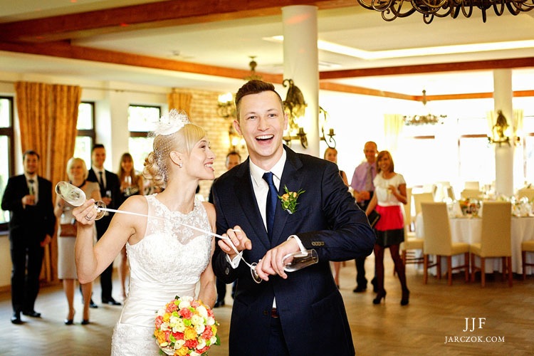 Uchwycone momenty pełne radości. Przyjęcie weselne w restauracji hotelu Podzamcze w Dobczycach.