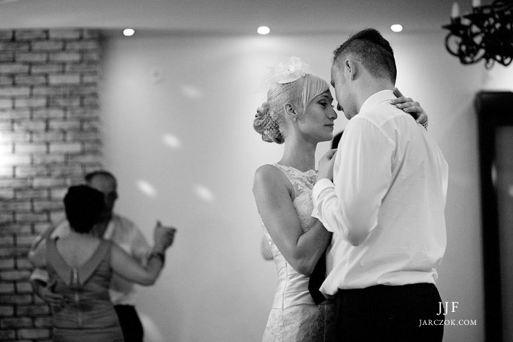 100% zachwycająca fotografia. Nastrojowa, romantyczna, prawdziwie szczery moment dostrzeżony na weselu w restauracji hotelu Podzamcze w Dobczycach.