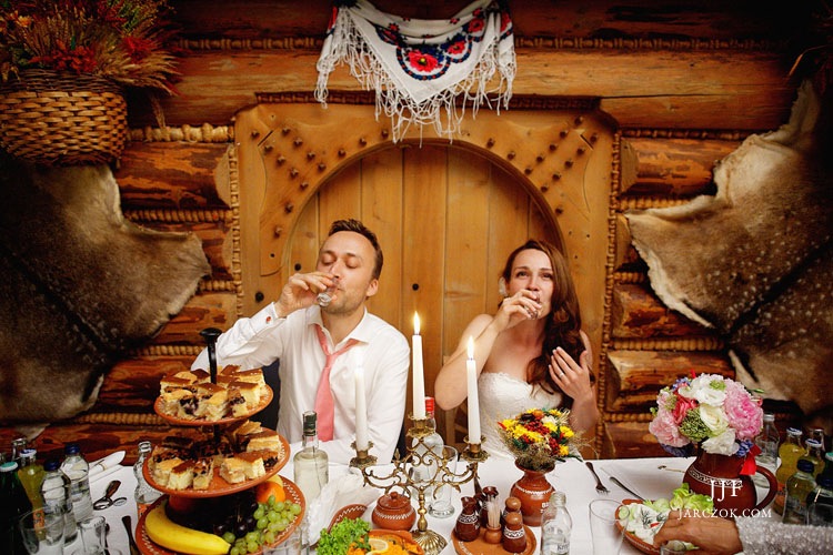 Wesele w Bąkowo Zohylina Wyżnio, w sławnej starej karczmie góralskiej. Wedding party in Zakopane old traditional rustical inn. 