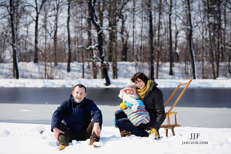 Sesja rodziców z dzieckiem w piękny słoneczny zimowy dzień.