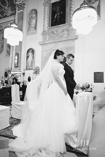 Długa suknia ślubna z długim trenem świetnie wyglądała w kościele w Pszczynie.