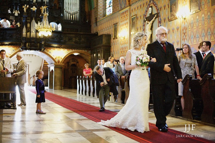 Konkatedra w Żywcu podczas uroczystego ślubu.