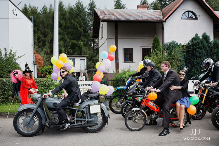 Cała ekipa na motocyklach pojechała spod domu pani młodej do kościoła.