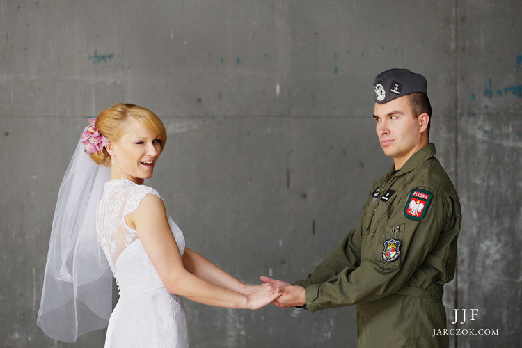Zdjęcia ślubne żołnierza lotnika w mundurze.