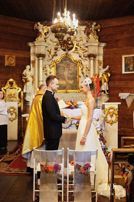 Na zdjęciach można zobaczyć ceremonia w drewnianym kościele na Kubalonce w Beskida.ch