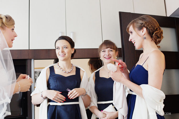 Getting ready in Cracow - wedding photos.