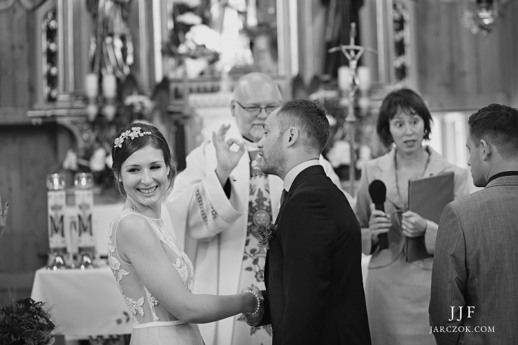 Ślub w kościele w Witowie na zdjęciach. Wedding ceremony in Witow church.