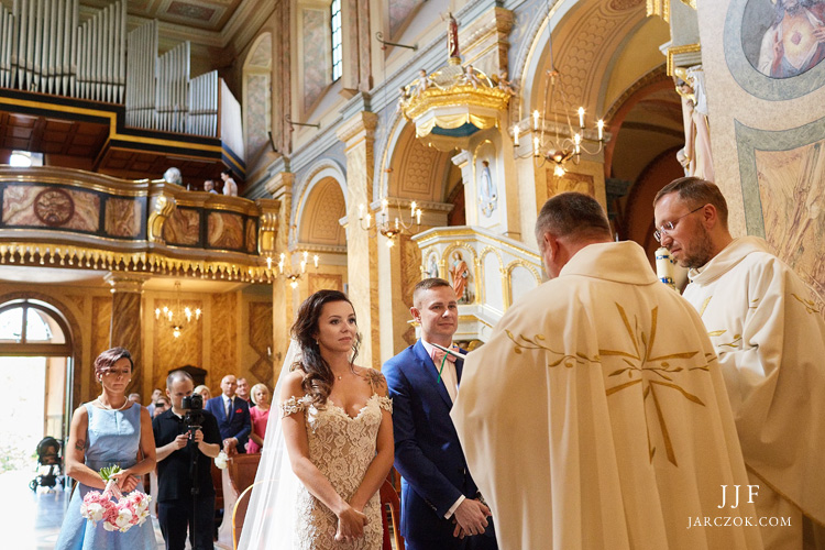 Ceremonia ślubu w Kościele Św Antoniego z Padwy w Dąbrowie na zdjęciach.