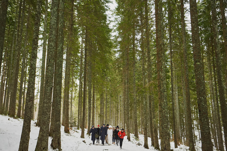 Młoda Para wędruje szlakiem do kaplicy na Wiktorówkach.