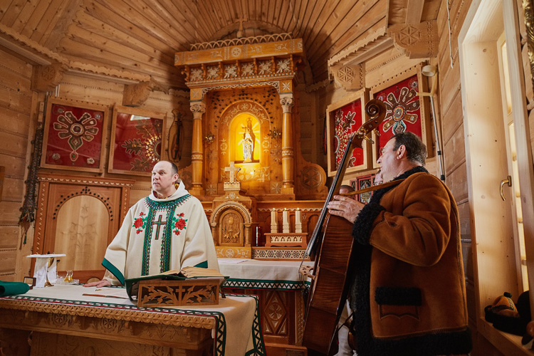 Ceremonia ślubna w stylu góralskim w Tatrach. Na zdjęciu widać wnętrze kaplicy na Wiktorówkach.