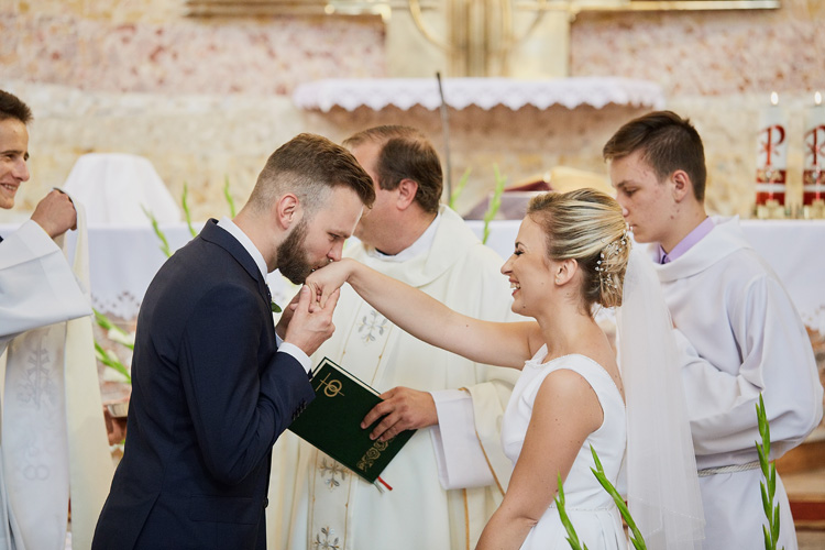 Ślub w kościele św. Katarzyny w Cięcinie koło Węgierskiej Górki.