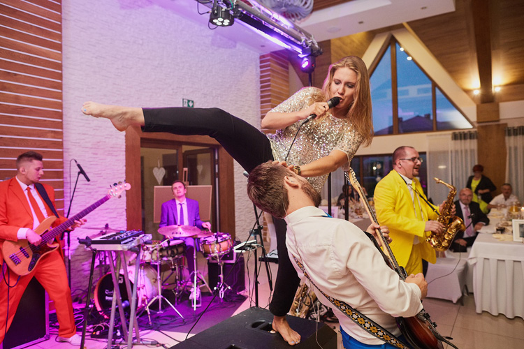 Volare - zespół na wesele. Na zdjęciu podczas imprezy weselnej w Węgierskiej Górce na sali balowej Hotelu Beskidian.