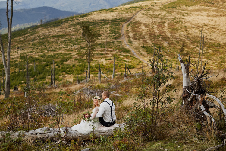 Piękna naturalna sesja ślubna w górach Beskidach.