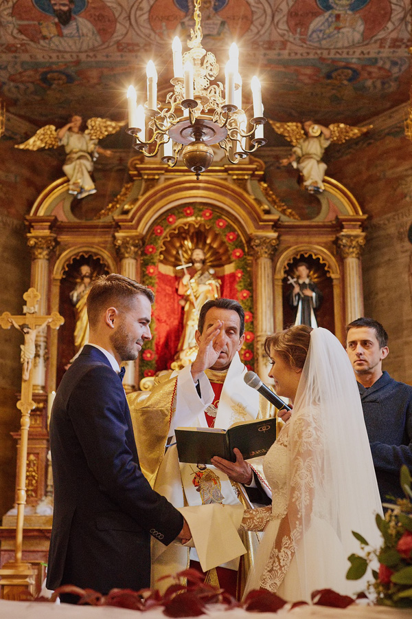 Fotografia ślubna w Szczyrku, w zabytkowym drewnianym kościółku Św. Jakuba.